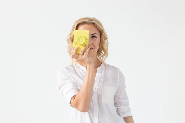 Människor, hobby och intressen Concept-vacker flicka hålla gul retro kamera på vit bakgrund — Stockfoto