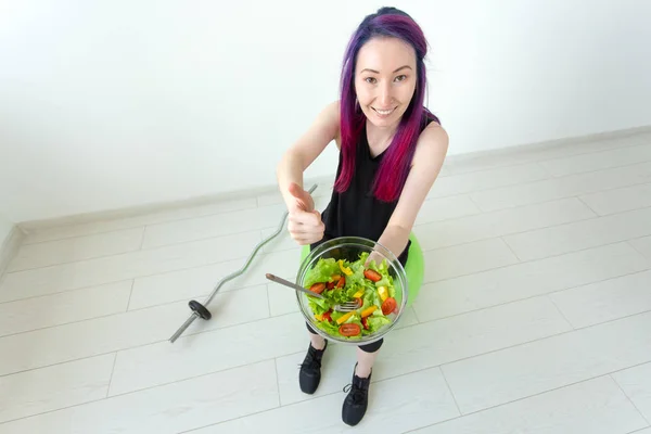 Fiziksel eğitim den sonra hafif bir yunan salatası yeme renkli saçlı Pozitif karışık ırk hipster kız. Doğru beslenme ve kilo kaybı kavramı. — Stok fotoğraf