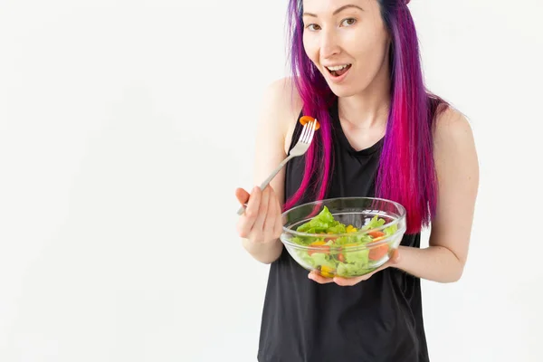 Jeune fille asiatique de remise en forme manger une salade de légumes légers après une séance d'entraînement à sa maison. Concept de perte de poids et mode de vie sain . — Photo
