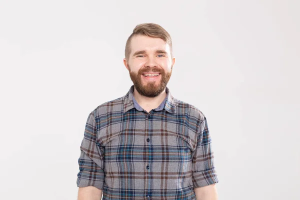 Bonito homem barbudo feliz sorrindo e rindo no fundo branco — Fotografia de Stock