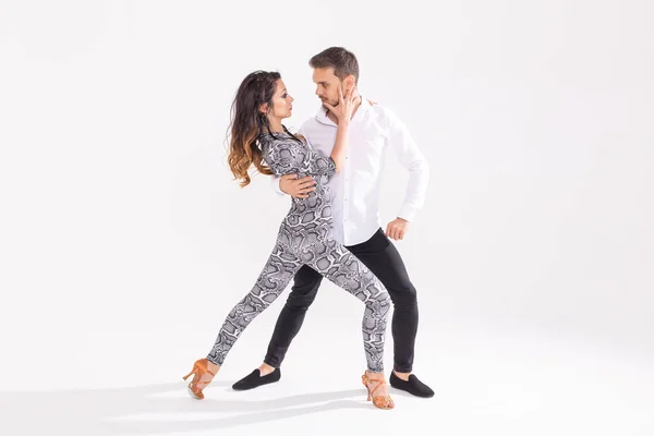 Casal jovem dança latina bachata dança, merengue, salsa, kizomba. Dois pose elegância sobre fundo branco com espaço de cópia — Fotografia de Stock