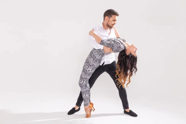 Dança social, kizomba, tango, salsa, conceito de pessoas - belo casal bachata dançante em fundo branco com espaço de cópia — Fotografia de Stock