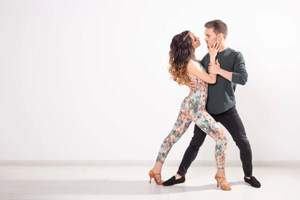 Dança social, bachata, kizomba, tango, salsa, conceito de pessoas - Casal jovem dançando sobre fundo branco com espaço de cópia — Fotografia de Stock