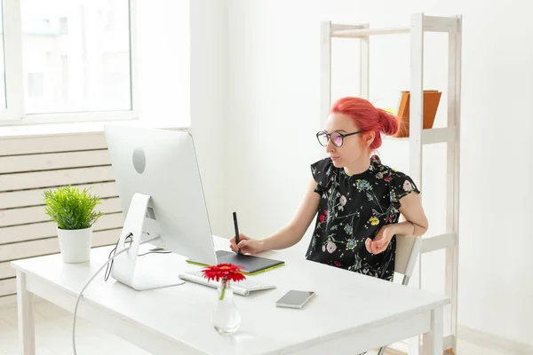 Kreativ-, Illustrator-, Grafik- und People-Konzept - kreative Geschäftsfrau, die im Büro mit Laptop schreibt oder zeichnet — Stockfoto