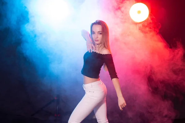 La danza y el concepto de la gente - joven sexy mujer bailando en la oscuridad y disfrutando de ella —  Fotos de Stock