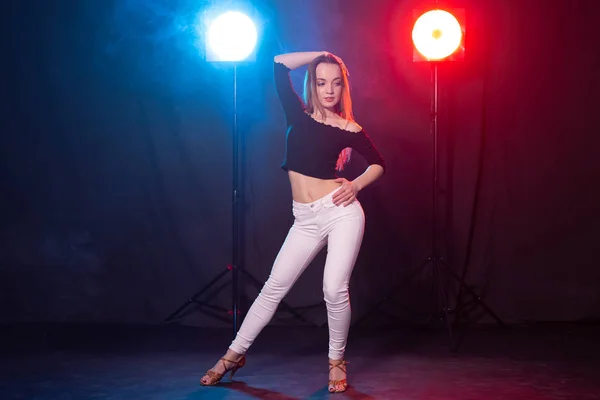 Fiatal nő táncol a sötétben, érzelmek és élvezet — Stock Fotó