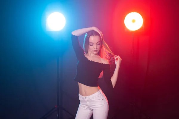 Mujer joven bailando en la oscuridad, emociones y disfrute — Foto de Stock