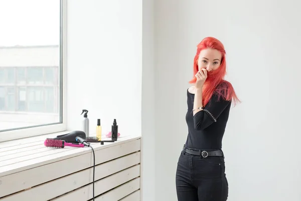 Стильная девушка с блестящими рыжими прямыми длинными волосами. Уход и средства для волос . — стоковое фото
