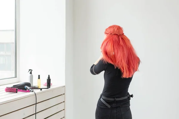 Schöne stilvolle Mädchen mit glänzenden roten glatten langen Haaren. Pflege- und Haarprodukte. — Stockfoto