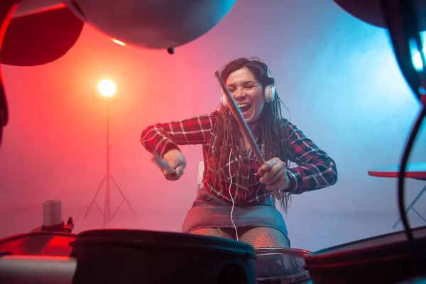 Müzik, davul ve hobi konsepti - genç kadın kulüpte elektronik davul seti çalıyor — Stok fotoğraf