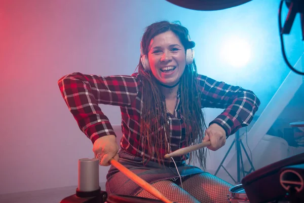 Conceito de música e hobby - baterista mulher tocando o conjunto de bateria eletrônica — Fotografia de Stock