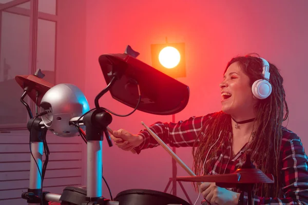 Emoções, música, hobbies e conceito de pessoas - jovem tocando bateria eletrônica no estúdio — Fotografia de Stock