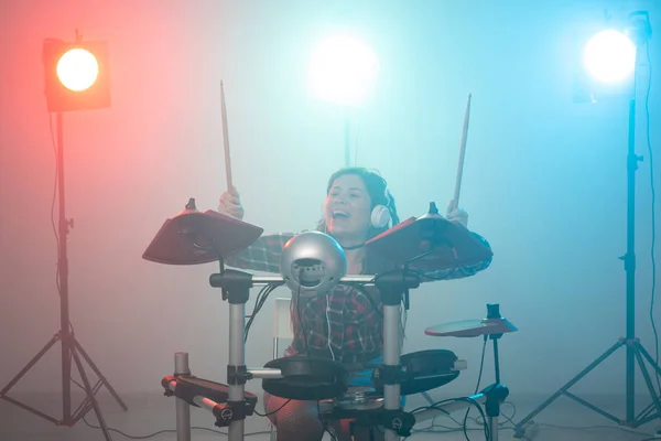 Concepto de música y hobby - mujer baterista tocando la batería electrónica — Foto de Stock