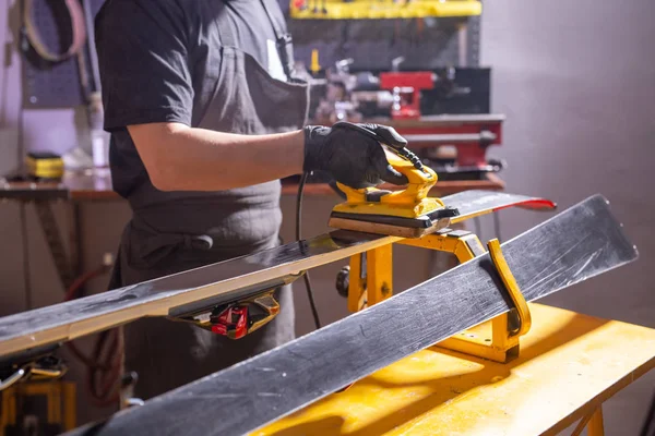 Reparatie, People concept-monteur, man is wrijven een ski — Stockfoto