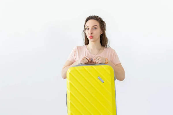 Concept voyage, voyage et vacances - femme avec sa valise jaune sur fond blanc — Photo