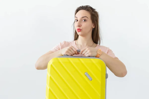 Concept voyage, voyage et vacances - femme avec sa valise jaune sur fond blanc — Photo