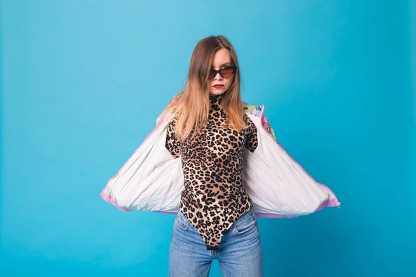 Винтажная мода взгляд концепция - красивая молодая женщина в ретро-куртка и тело леопарда на синем фоне — стоковое фото