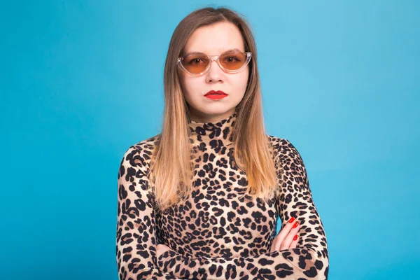 Conceito de look de moda vintage - mulher muito jovem vestindo uma camisola de pescoço de leopardo no fundo azul — Fotografia de Stock