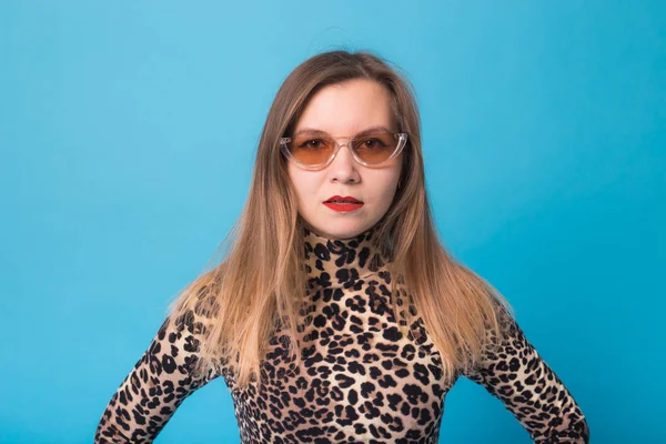 Vintage fashion look concept - pretty young woman wearing a leopard roll-neck sweater on blue background — Stock Photo, Image