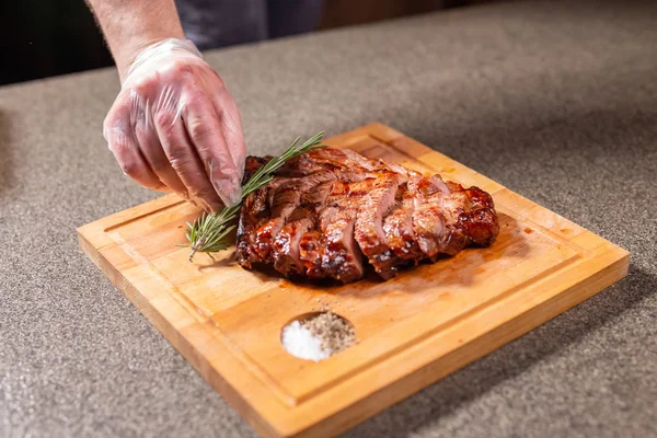 おいしい食べ物とクラフトのコンセプト - 肉のグリル ステーキの提供 — ストック写真