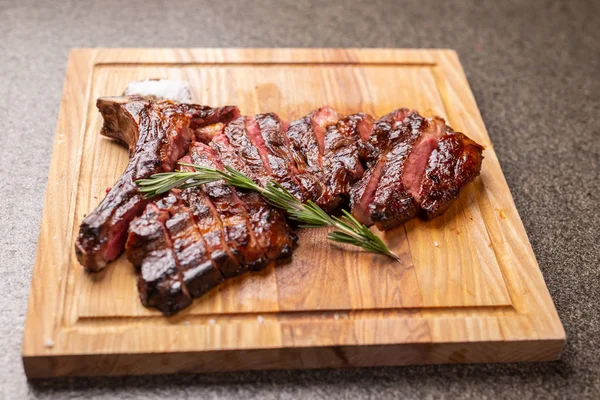 Yemek, lezzetli, at eti ve zanaat kavramı - ızgara biftek hizmet — Stok fotoğraf