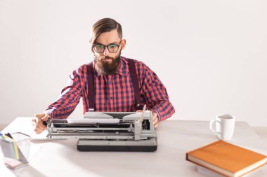 İnsan ve teknoloji kavramı - daktiloda çalışan yazar portresi