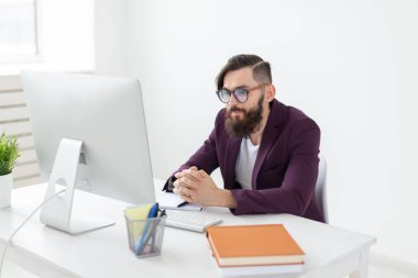 kişi, tasarım ve stil kavramı - grafik tasarımcı tablet bilgisayarda çalışarak yeni Proje çizimi