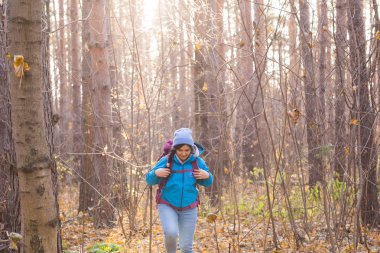 İnsanlar, yürüyüş ve doğa kavramı - giyimli kadın mavi ceketli ormanda yürüyüş