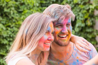 Festival holi, insanlar kavramı - genç çift alarak selfie renkli kirli giysileri