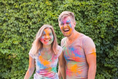 Festival Holi, dostluk - renkli holi Festivali'nde oynayan genç insanlar