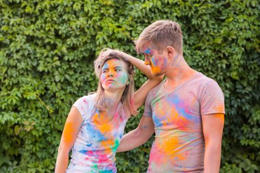 Dostluk, festival Holi, insanlar kavramı - holi Festivali renklerle oynamak genç Çift