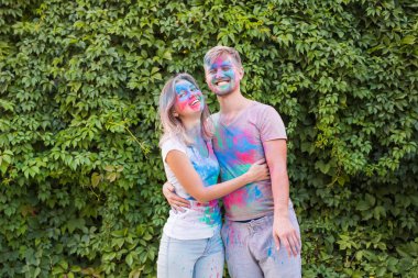 Festival Holi, dostluk - renkli holi Festivali'nde oynayan genç insanlar