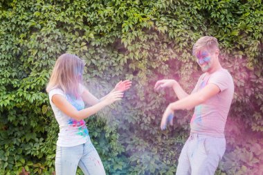 Tatil, bayram ve insanlar kavramı - mutlu çift eğlenceli Paint'de kaplı olması