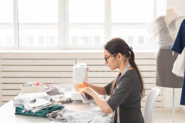 insanlar, terzi, terzi ve moda kavramı - genç moda tasarımcısı onu showroom