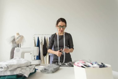 Terzi, moda tasarımcısı, terzi ve insanlar kavramı - genç kadın moda tasarımcısı onu showroom