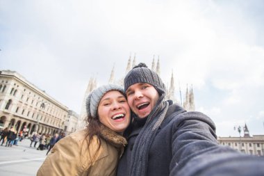 Milano Duomo Meydanı'nda güvercin ile kendi kendine portre çekici çift. Kış seyahat, İtalya ve ilişki kavramı