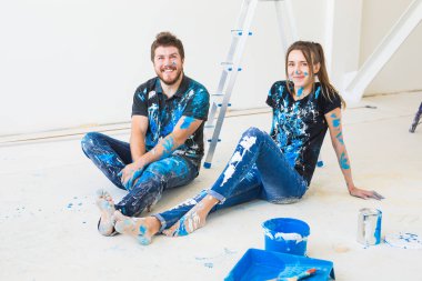 Kişi, tadilat ve ilişki kavramı - genç komik çift yeni daire tadilat yapıyor ve at break iyi eğlenceler