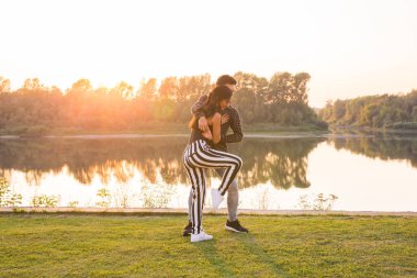 Kizomba, bachata, zouk ve latin sosyal dans kavramı - erkek ve kadın doğa arka plan üzerinde dans