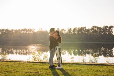 Romantica, Doğa ve insan kavramı - göl sahilde öpüşme ve sarılma genç çift