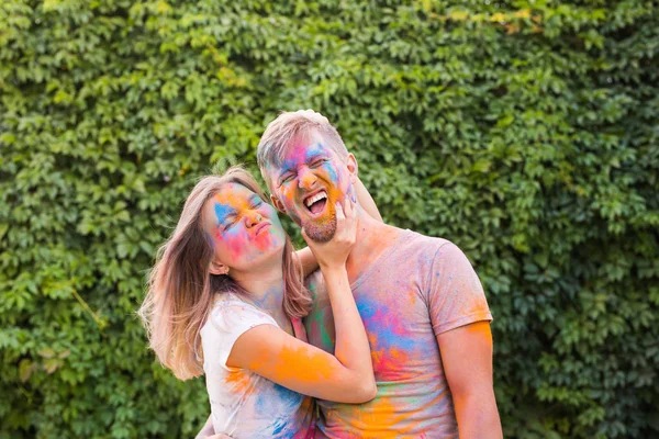 Festival de holi, amistad - jóvenes jugando con colores en el festival de holi —  Fotos de Stock