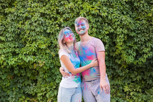 Holi-Fest, Freundschaft - junge Leute spielen beim Holi-Fest mit Farben — Stockfoto