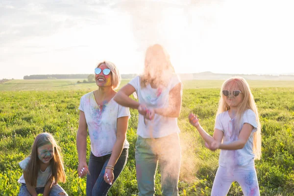 휴일과 여름 재미 개념-사람들이 춤을 holi 축제에 필드에서의 그룹 — 스톡 사진