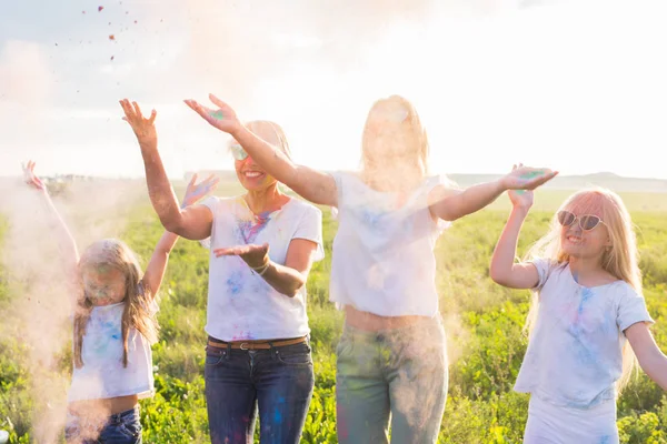 Kul, färger, indiska helgdagar och människor koncept - unga kvinnliga människor att ha kul på festivalen Holi — Stockfoto