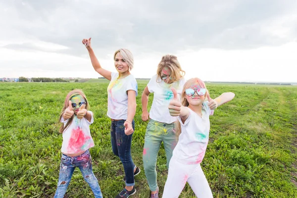 Familia, festival de las fiestas y el concepto de vacaciones - retrato de la familia feliz cubierta de pintura —  Fotos de Stock