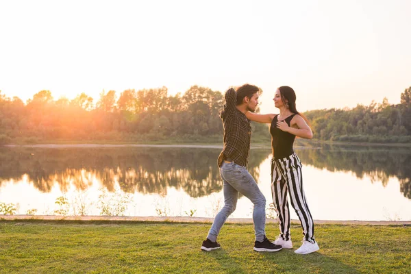 Kizomba, bachata, zouk e latino concetto di danza sociale - Danza maschile e femminile sullo sfondo della natura — Foto Stock