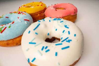 Sırlı farklı büyük çörekler. Çeşitli renkli çörekler çeşitleri