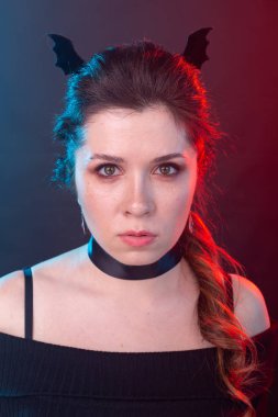 Cadılar Bayramı, tatil ve karnaval konsepti - yaka kadın ve gotik tarzı yarasalar kulakları