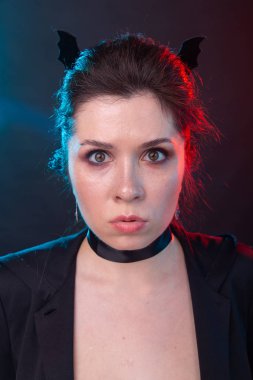 Cadılar Bayramı, tatil ve karnaval konsepti - yaka kadın ve gotik tarzı yarasalar kulakları