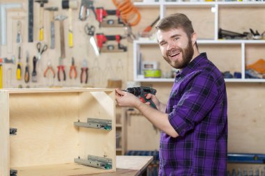 İmalat, Küçük Ölçekli Şirketler ve işçi kavramı - mobilya fabrikasında çalışan adam