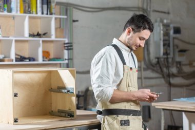 mobilya fabrikası, Küçük Ölçekli Şirketler ve insan kavramı - Genç işçi mobilya üretimi için bir fabrikada çalışıyor